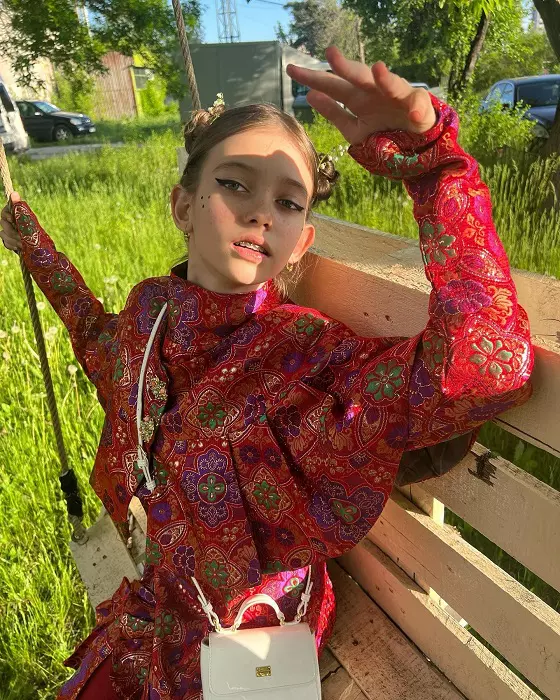 Iulia Albu își lasă fiica să se machieze la 12 ani: "A vrut eyeliner și pistrui"