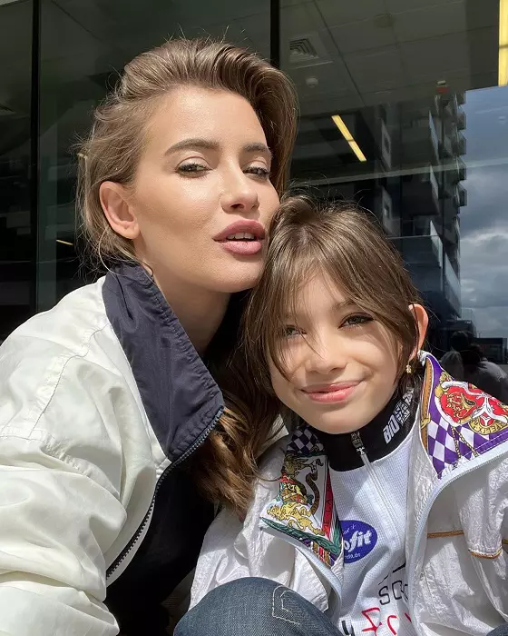 Iulia Albu își lasă fiica să se machieze la 12 ani: "A vrut eyeliner și pistrui"