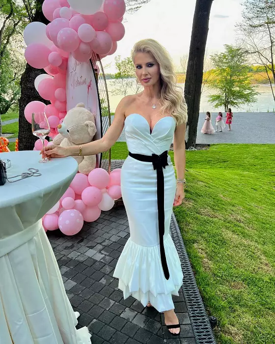 Andreea Bănică a primit un bolid de lux de la soțul său, de Ziua Copilului