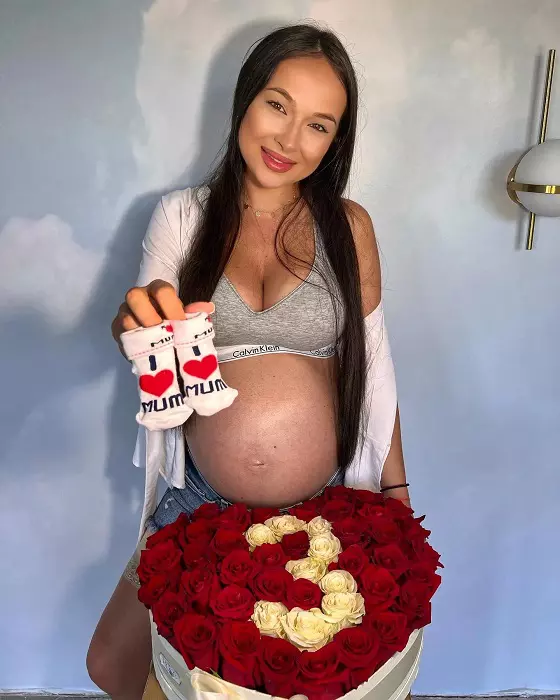 Vlăduța Lupău, cadou deosebit de la soț înainte de a naște. Artista se mândrește pe Instagram cu darul de la Adi Rus