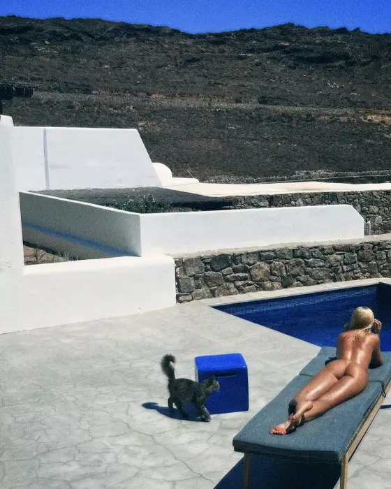Alexandra Stan, complet dezbrăcată la plajă. Artista se află în concediu în Grecia