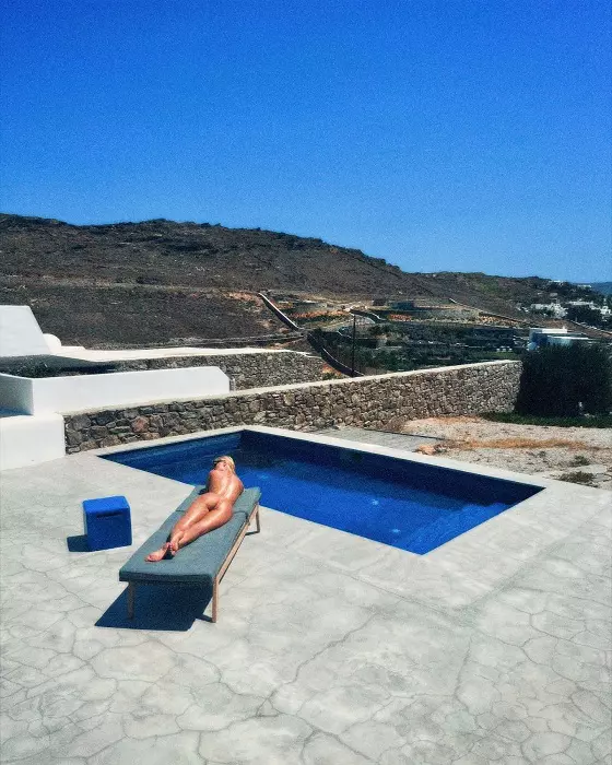 Alexandra Stan, complet dezbrăcată la plajă. Artista se află în concediu în Grecia