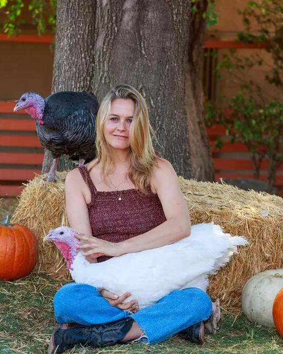 Alicia Silverstone, nud la 46 de ani, pentru a susține drepturile animalelor. "Niciodată nu m-am dezbrăcat în filme!"