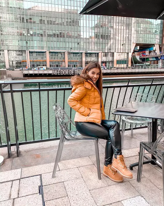 Ce face fiica lui Mugur Mihăescu de când s-a mutat în Londra. Ivona are 23 de ani