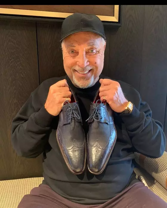 Controversata viață amoroasă a lui Tom Jones. I-au trecut 250 de femei prin pat, deși nu s-a despărțit niciodată de soție