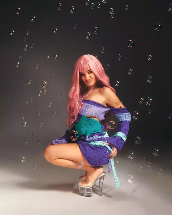 erika-isac-cu-par-roz