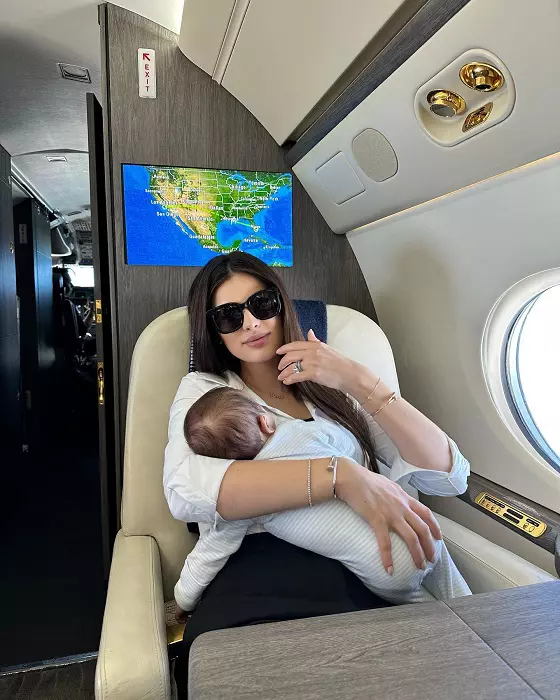 Nadia Ferreira si copilul in avion