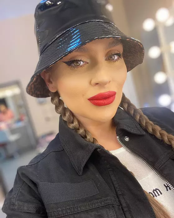 Oana Radu cu palarie