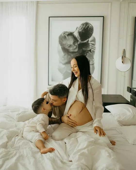 Vlăduța Lupău, cu familia, acasă