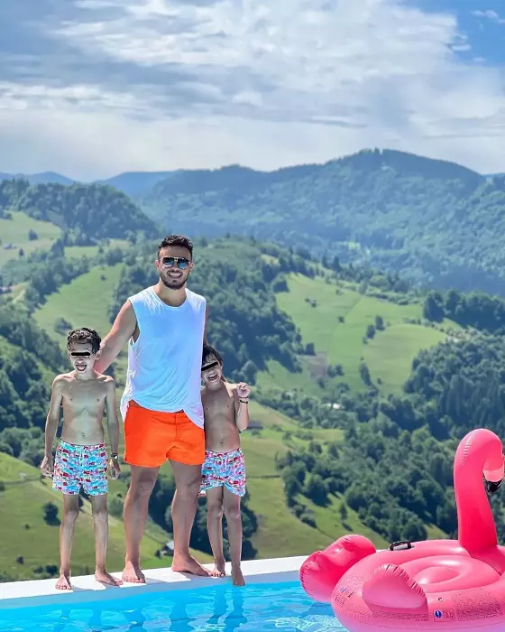 Gabi Bădălău și băieții la piscină