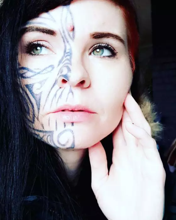 rona-tatuata-pe-fata