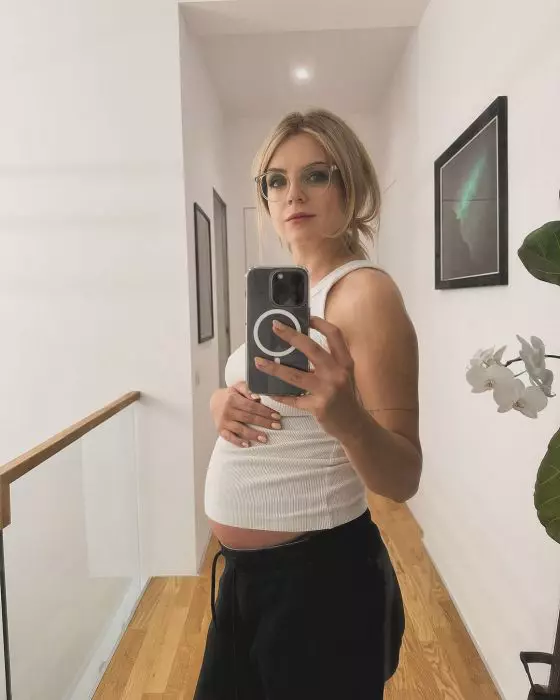victoria-raileanu-selfie-cu-burtica-de-gravida