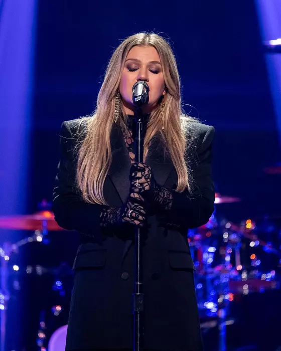 Kelly Clarkson 48