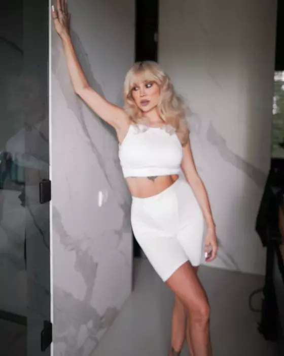 alina ceusan in alb