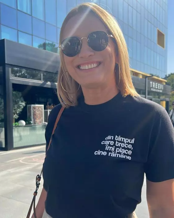 andreea esca intr-un tricou negru