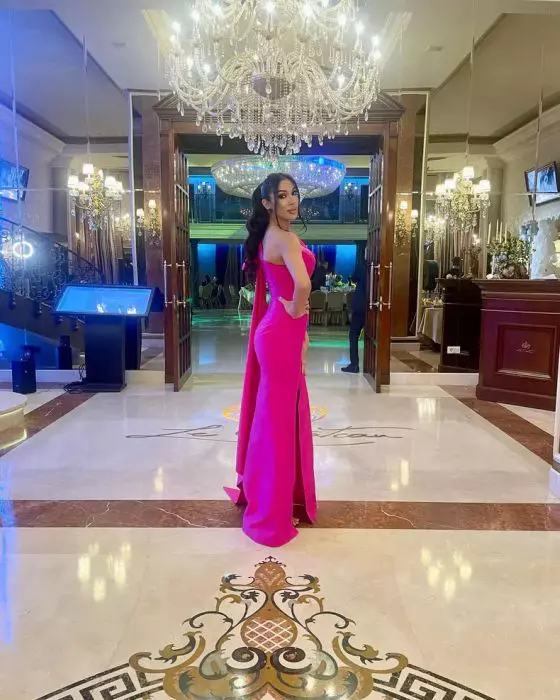 raluca pastrama intr-o rochie roz