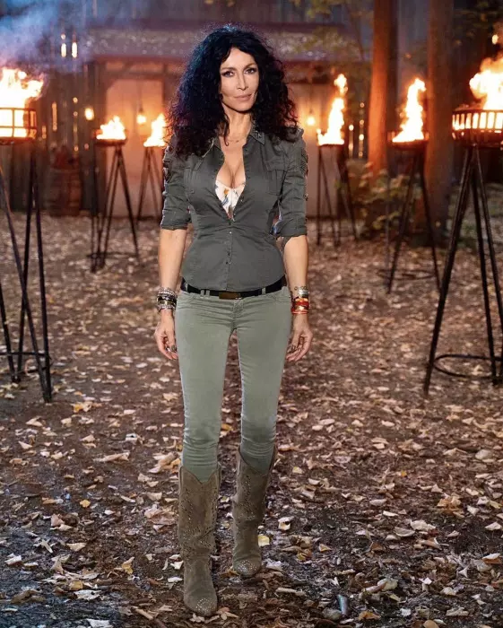 Când am primit vestea că vom face noul sezon de „Ferma“, eram încă în plină pandemie. Chiar m-am întrebat dacă vom reuși să ducem lucrurile la capăt, având în vedere situația dificilă de la acel moment. Cu toate acestea, în august am revenit din Monaco, după două săptămâni de izolare special pentru „Ferma“ și ne-am pus pe treabă. Nu pot spune că a fost o pregătire mai mare decât anul trecut: mi-am făcut bagajele cu tot ce am nevoie pentru aceste zile, m-am urcat în avion și am sosit în România, unde am stat în izolare, înainte de începerea filmărilor. Singura schimbare majoră este că am venit cu o valiză în minus și plec cu una în plus. Iar pentru cea în plus am o mare dezvăluire: în valiză se vor afla aliniate și bine împachetate produsele tradiționale românești, de la slănină la leuștean, adică exact ce-mi lipsește când sunt în Monaco.