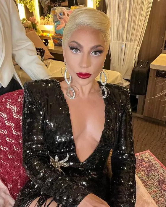 Bărbat reținut de gărzile lui Lady Gaga pentru că i-a adus flori artistei