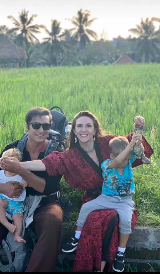 Radu Vâlcan și Adela Popescu alături de cei doi copii