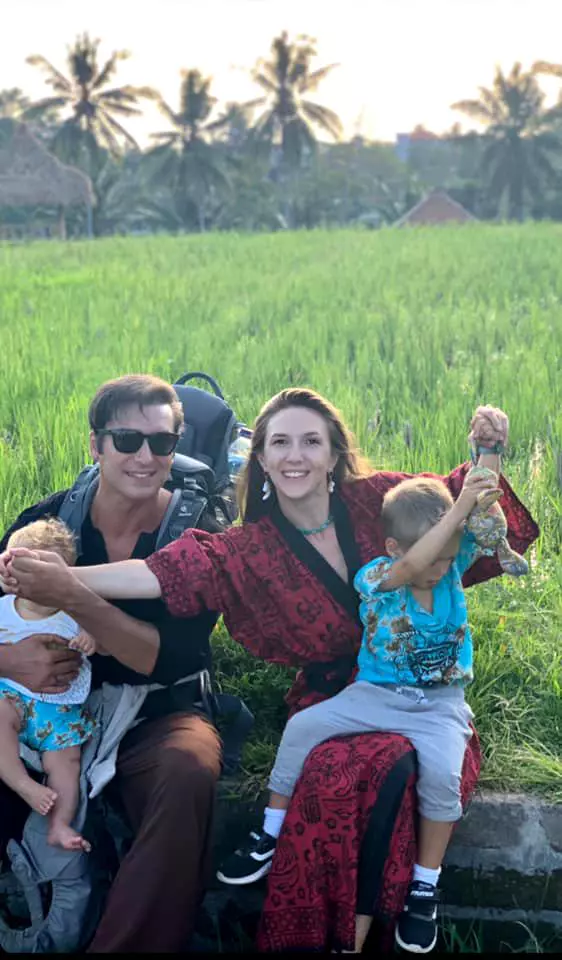 Radu-Vâlcan-și-Adela-Popescu-alături-de-cei-doi-copii