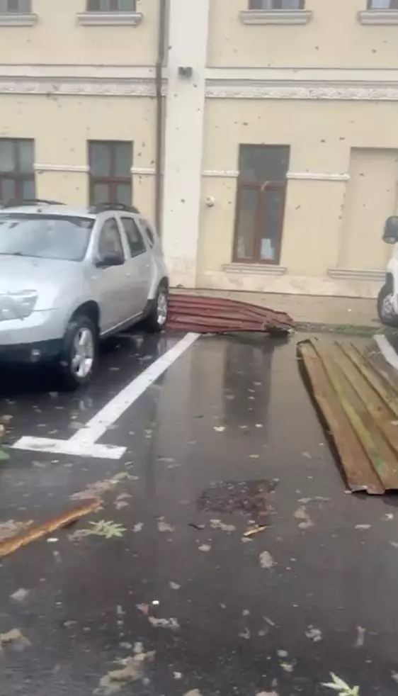 sfarsitul-lumii-in-sinaia-acoperisul-garii-a-fost-smuls-de-vijelie-si-aruncat-peste-dn1-copacii-rupti-sunt-purtati-de-apa-pe-strazi-987789