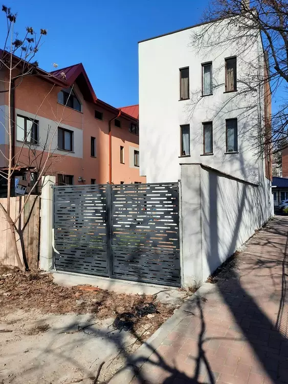 puya si-a construit vila