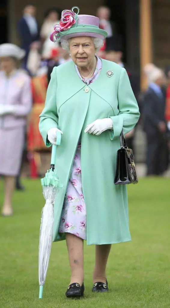 Regina-Elisabeta-a-II-a-culori1-566x1024-566x1024