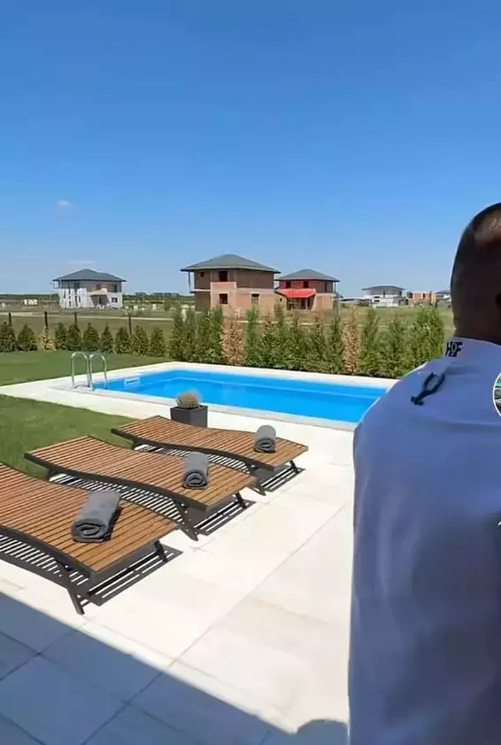 piscina cu sezlonguri