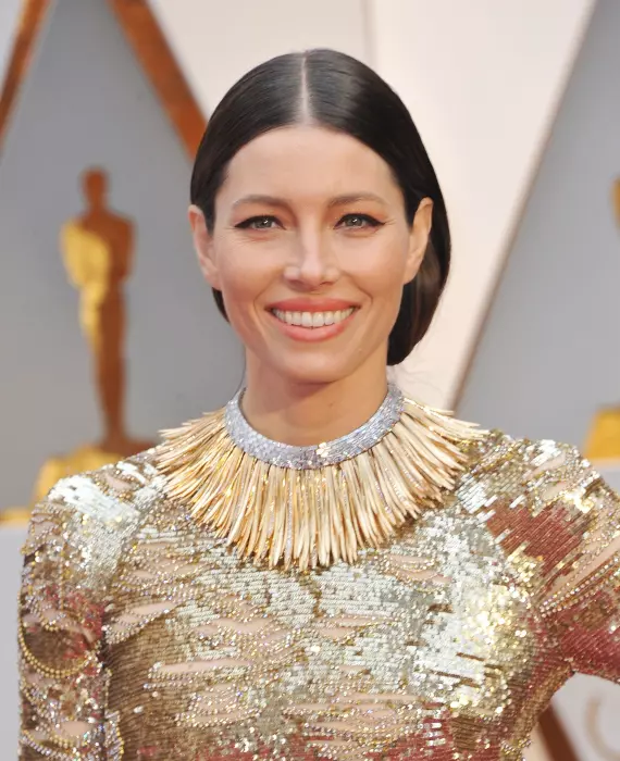 Jessica Biel. Adir Abergel și Kara Yoshimoto Bua sunt hairstylistul și make-up artistul responsabili pentru lookul impecabil al Jessicăi, care aduce aminte de aerul elegant al lui Elizabeth Taylor! Coafura cu cărare pe mijloc, părul prins într-un coc la baza cefei și machiajul strălucitor, în tonuri aurii și piersicii au completat ideal rochia statement care purta semnătura Kaufmanfranco.