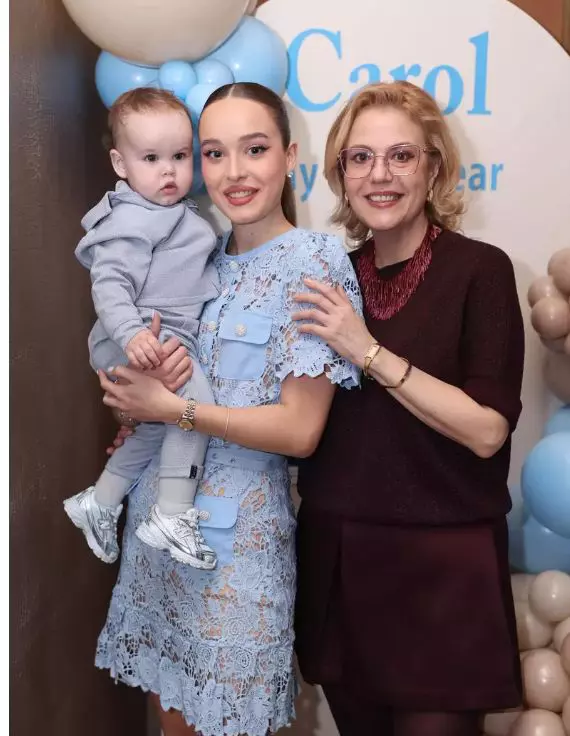 Mara Boglea, fiul ei și Raluca Moianu