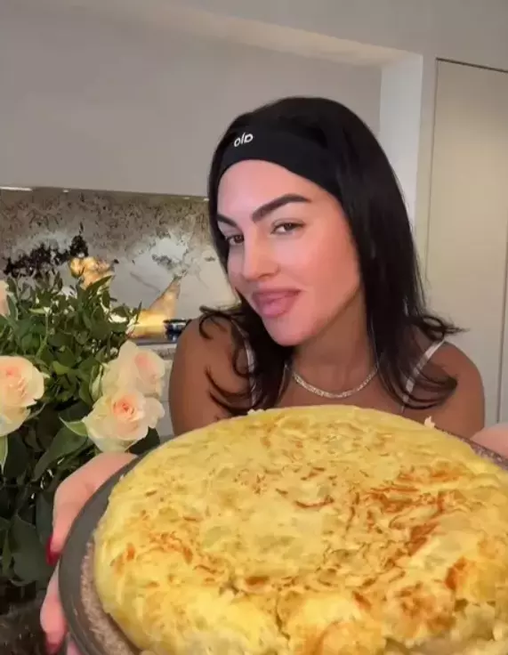 Georgina Rodriguez face furori pe Instagram cu rețeta ei de omletă spaniolă (12)