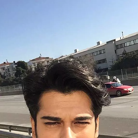 Burak Özçivit (Bali din „Suleyman Magnificul”) se întoarce la TV