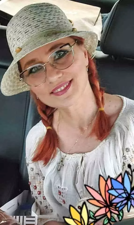 nicoleta voicu cu palarie