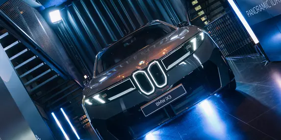 Context „artechno” pentru avanpremiera BMW iX3 Neue Klasse în România, ca idee de avangardă pe tema electromobilității