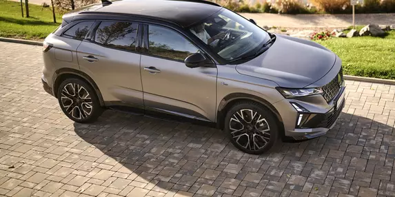 La prima vedere, Renault Austral 2026 pare complet nou. Totuși, e o modenizare consistentă a primei generații