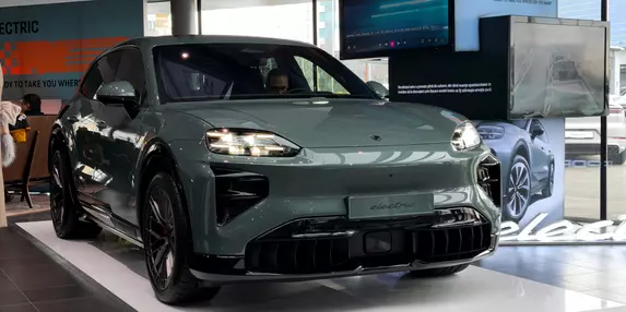 Începând de azi, 10 februarie, noul Porsche Cayenne Electric se află în showroomul centrului Porsche București