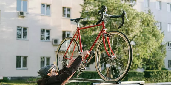 (P) Ce poți transporta legal pe acoperișul mașinii și ce este interzis în România