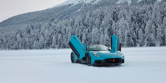 Maserati MCPURA Cielo FROZEN MAGMA debuteaza spectaculos pe lacul inghetat de la St. Moritz