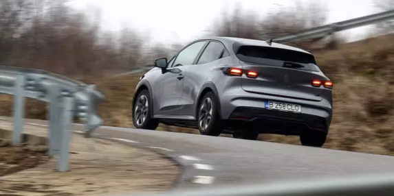 Inversând o vorbă de duh, iese „mai mult înseamnă mai puțin”. Nu pare „de bine”, însă e „de bine” la Renault Clio E-Tech!