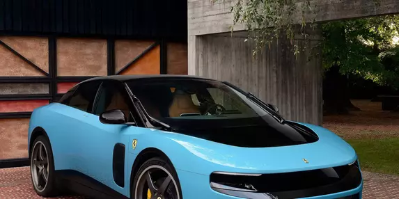 Divergent de la tradiții, Ferrari Luce are patru uși și e electric