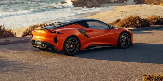 Manieră proprie de a spune „să nu divagăm de la temă”: Lotus Emira 420 Sport, pentru cine ar tinde să uite ce sunt mașinile sport