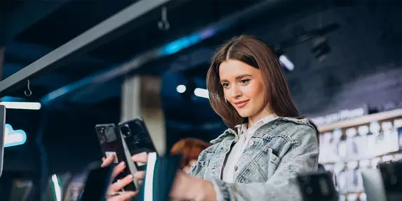 (P) Telefonul din mână, banii în buzunar. Ce face un om când are nevoie de bani rapid și nu vrea să vândă nimic definitiv?