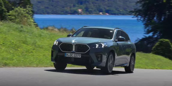 Vara bavareză: albastru deasupra, albastru dedesubt, ape cristaline, aer curat și un automobil de marcă locală