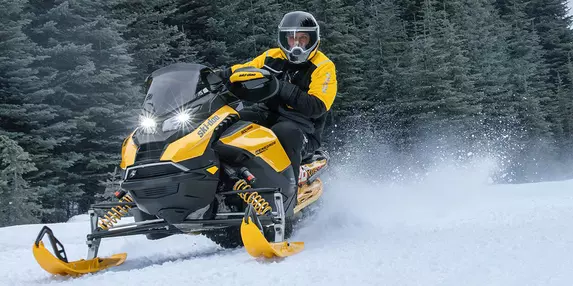 (P) Unde ai voie să mergi cu snowmobilul în România și ce spune legea