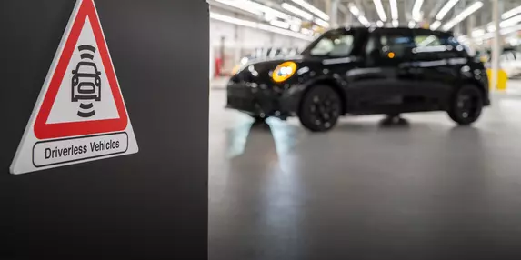 Pe drum nu au cum, dar în fabrică umblă liniștite: MINI și BMW se deplasează fără șofer prin incinta unităților de producție