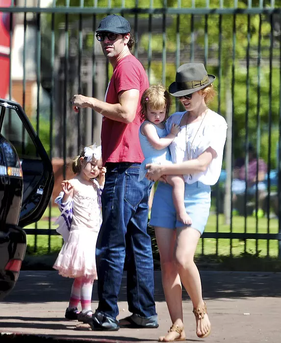 Sasha Baron Cohen And Isla Fisher Attend An Outdoor Birthday Party With The Kids