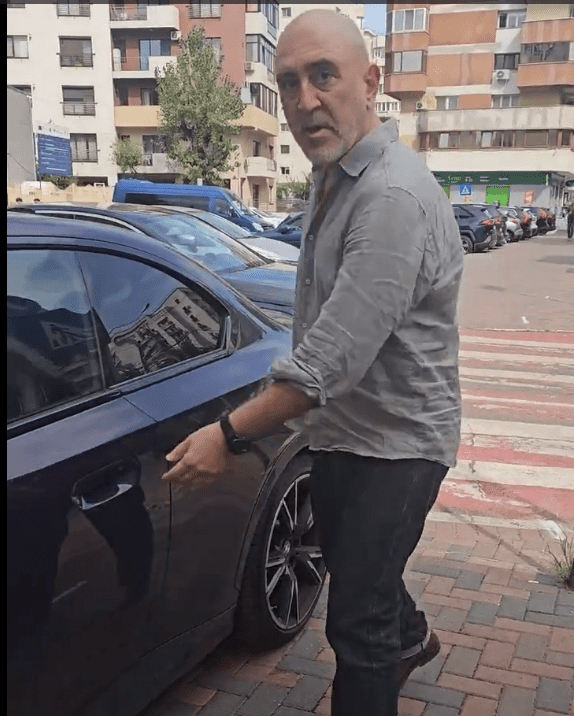 Reactie-nervoasa-a-lui-Razvan-Exarhu-cand-era-filmat-parcand-pe-trotuar