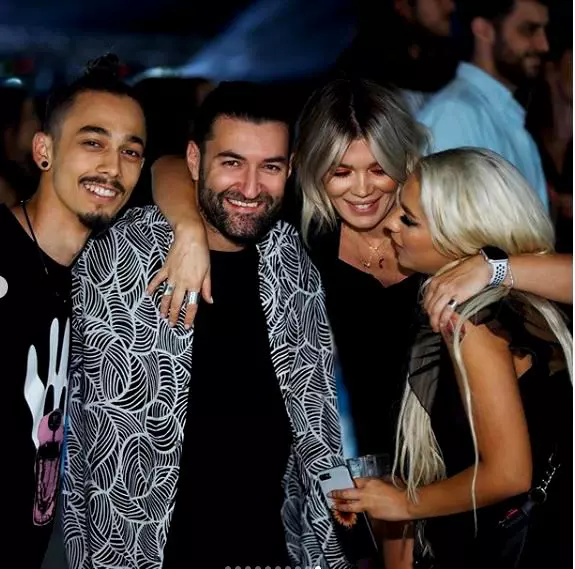 Smiley si partenera sa