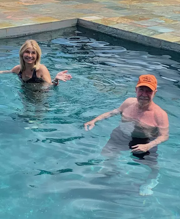Chuck Norris si sotia in piscina