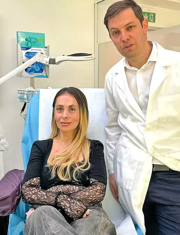 Bianca Sârbu cu medicul care a salvat-o